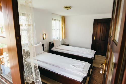 2 twin beds