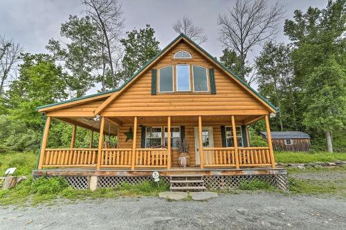 18 Mi to Slopes! Cabin with Valley Views in Blakely in Clarks Summit (PA)