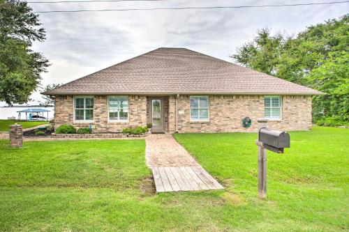 Cedar Creek Lake House with Private Hot Tub! - image 3