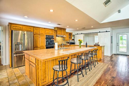 Cedar Creek Lake House with Private Hot Tub! - image 7