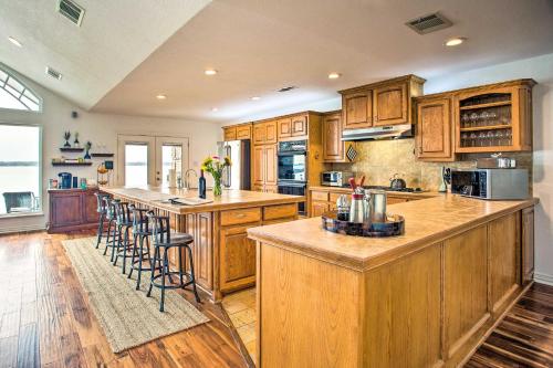 Cedar Creek Lake House with Private Hot Tub! - image 8