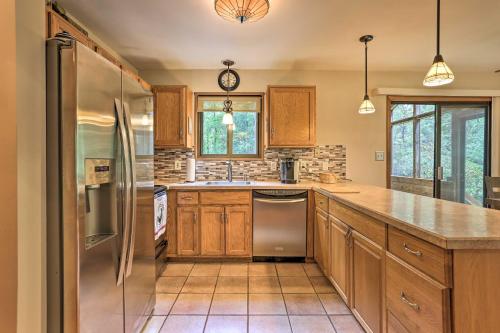 Emerald Lakes Getaway with Community Amenities!