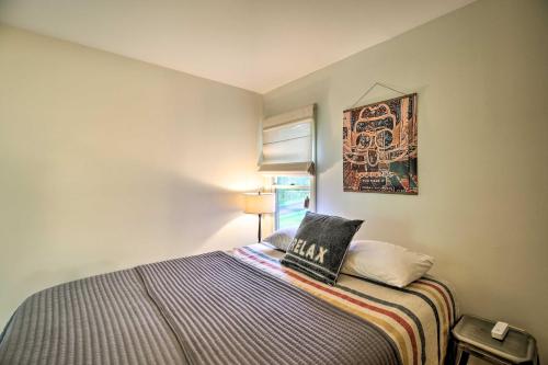 Cozy Condo with Balcony - 5 Miles to Stowe Mtn! - image 8