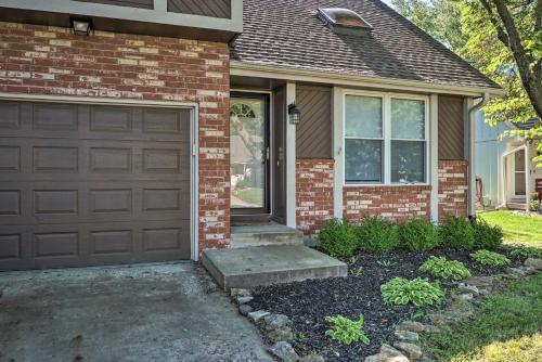 Modern Townhome with Fireplace Near Stoll Park in Overland Park, USA