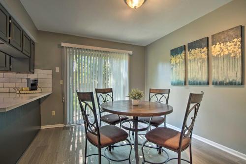 Modern Townhome with Fireplace Near Stoll Park - image 4
