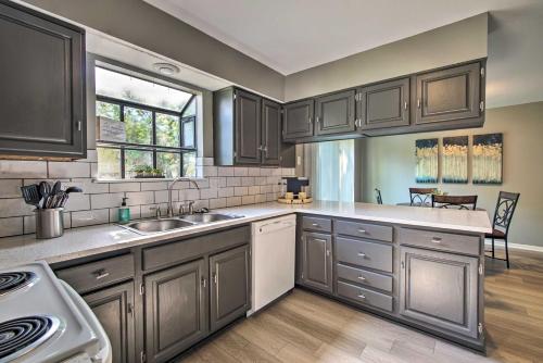Modern Townhome with Fireplace Near Stoll Park - image 8