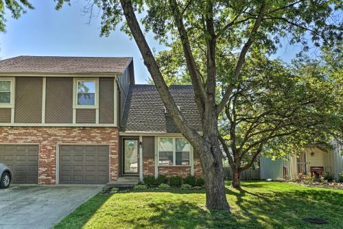 Modern Townhome with Fireplace Near Stoll Park