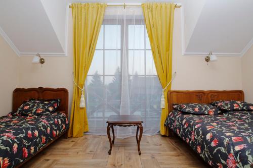 1 double bed, 1 twin bed