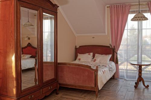 1 double bed, 1 twin bed