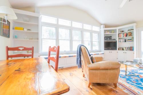903 Updated with Huge Private Yard Outdoor Game Space Patio and Outdoor Shower - image 8