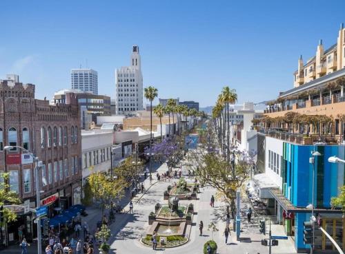 7 Large Down Town Santa Monica Apartment, Los Angeles