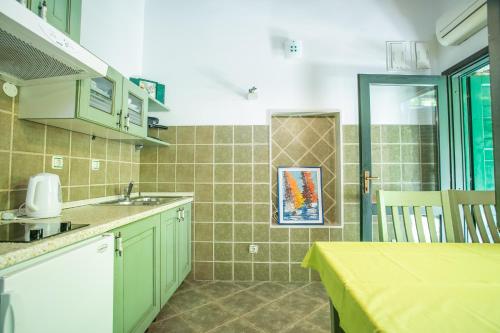 Garden Apartment Hotel - image 11