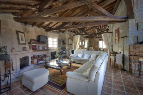 Iekārtas, Casa Rousia in Baltar