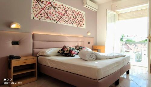 1 queen bed, 1 bunk bed