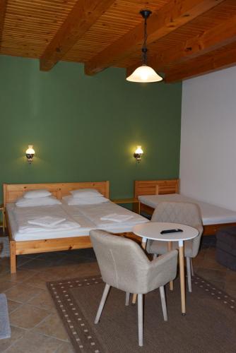 Nyitott Kapu Vendégház - image 11