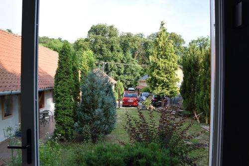 Nyitott Kapu Vendégház - image 12