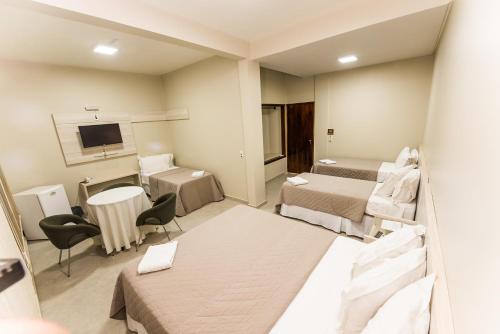 1 queen bed, 2 twin beds