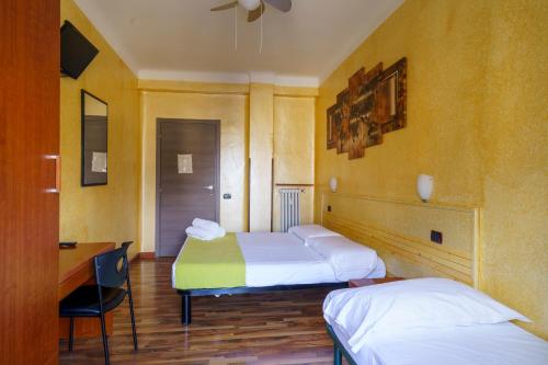 Hotel America - image 13