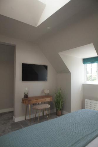 The Loft, Bootham House - luxury city centre apartment with parking space, York (photo 8)