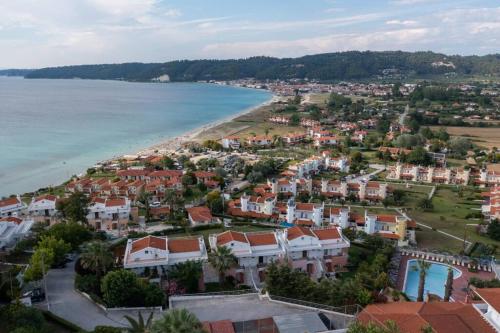 Luxury Affordable Villa on a Hill by the Water gîte à louer Paralía Foúrkas
