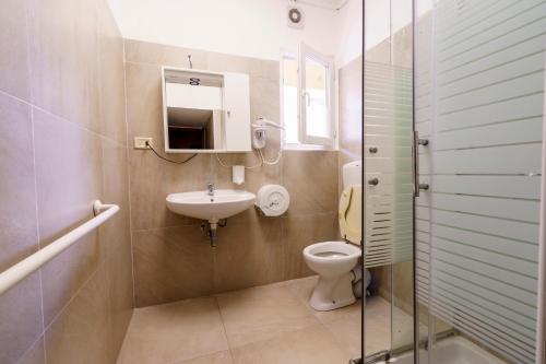 Hotel America Room Type - Quadruple Room with Shared Bathroom