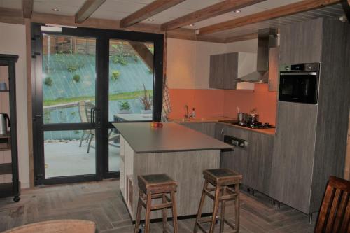 Het gevoel van vrijheid tussen bos en dorp in 多爾多涅河畔博利厄