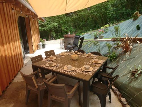 Het gevoel van vrijheid tussen bos en dorp in 多爾多涅河畔博利厄