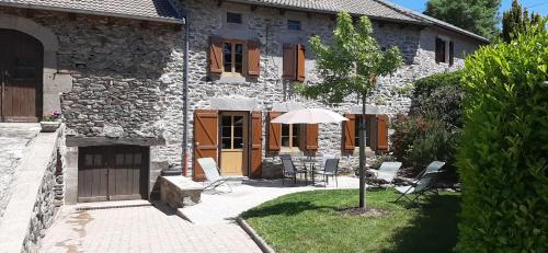 CHARMANTE MAISON A LA CAMPAGNE AU COEUR DES PREMIERS VOLCANS