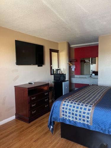Deluxe Inn - image 13