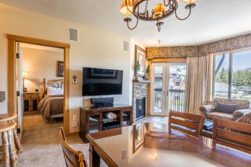 Juniper Springs Lodge #413 - Luxury Ski in Ski out! 2 Bedroom