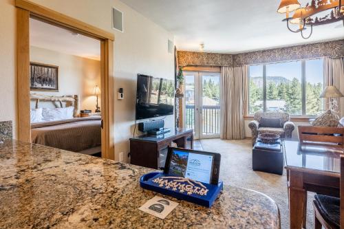 Juniper Springs Lodge #413 - Luxury Ski in Ski out! 2 Bedroom photo 3
