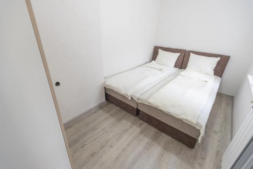 2 twin beds, 1 sofa bed