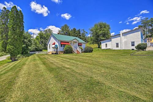Quaint and Scenic Country Cottage, 3 Mi to New River in Hillsville (VA)