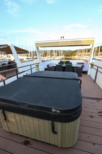 Зручності, Floating Sea House SONČEK (Floating Sea House SONCEK) in Лучія