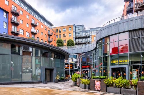 City 2 Bed, 2 Bath, Free Parking & WiFi