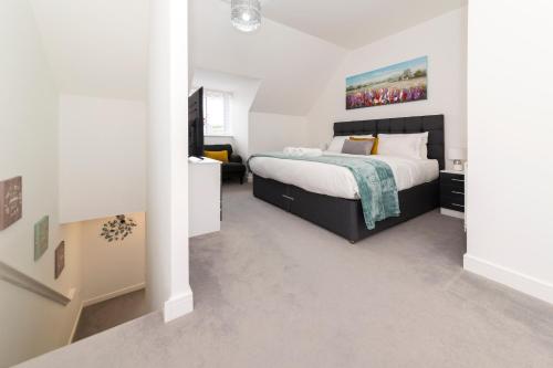 Greenfield Modern 3BR Home - Southcote lane , Reading