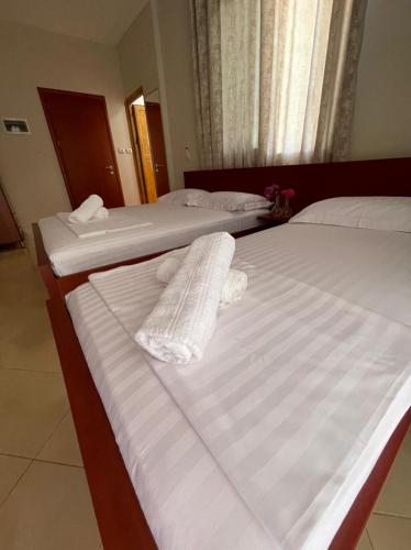 Triple Room with Lake View image 5