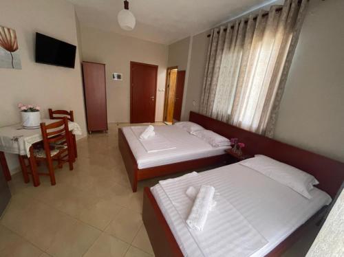 Triple Room with Lake View image 7