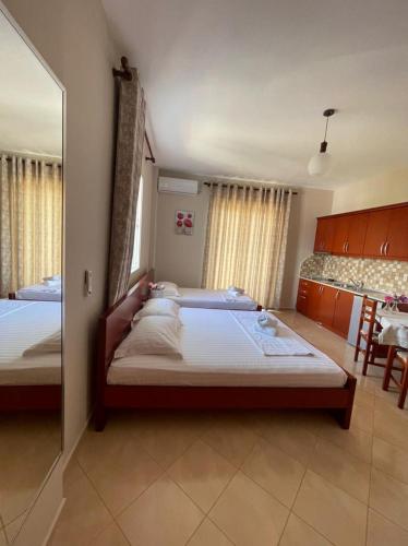 Triple Room with Lake View image 2