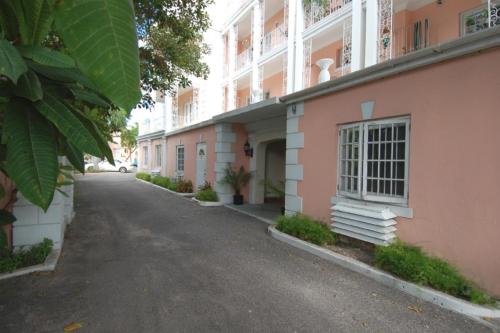 Stunning Condo with 2 balconies on Downtown Nassau