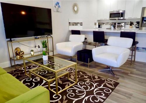 Bayview 2BD Apt with Pool next to Wilton Manors - main image