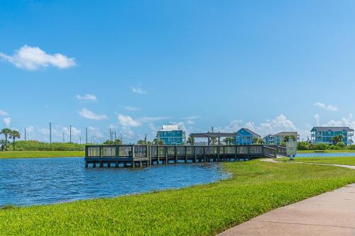 Bayfront Blessing Spacious 3-Bedroom 3-Bath with Great beach and Bay Views
