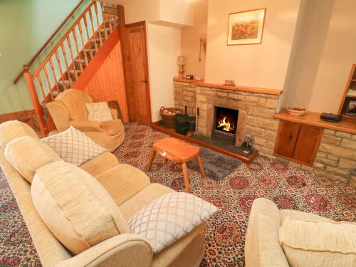 Poppy Cottage Settle - image 10