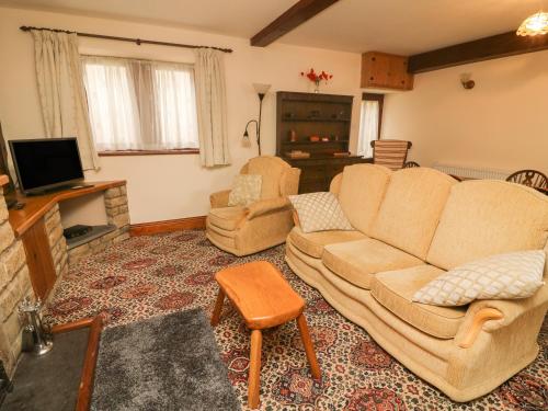 Poppy Cottage Settle - image 5
