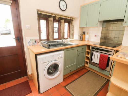 Poppy Cottage Settle - image 14
