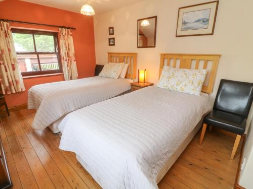 Poppy Cottage Settle - image 7