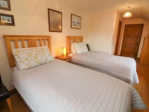 Poppy Cottage Settle - main image