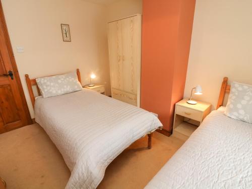 Poppy Cottage Settle - image 8