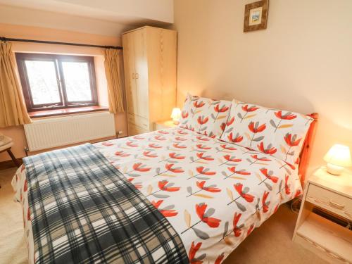 Poppy Cottage Settle - image 13