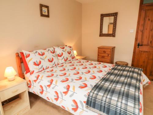 Poppy Cottage Settle - image 11
